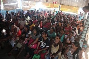 Die Vereinigung Wakoborun übersetzte Maßnahmen zur Eindämmung des Covid-19 in die Muttersprache der Munduruku. Bild: Rosamaria Loures/Brasil de Fato