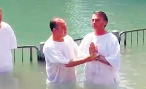 Brasiliens Präsident Bolsonaro gab sich bei seiner medienwirksamen Taufe im Jordan den zweiten Vornamen "Messias". Foto: Archiv