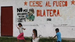 Auf einem Wandbild in Kolumbien wird ein beidseitiger Waffenstillstand gefordert. Foto: Colombia Informa
