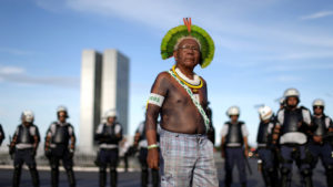 Bei dem bekannten brasilianischen Indigenenführer Paulinho Paiakan wurde am 8. Juni eine Atemwegserkrankung diagnostiziert. Neun Tage später verstarb er mit 66 Jahren am Coronavirus. Foto: Desinformémonos
