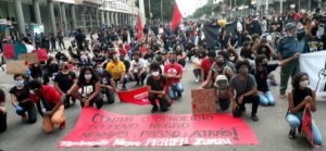 Schwarze Brasilianer*innen demonstrieren in Rio de Janeiro, da sie besonders von der Gefahr durch das Coronavirus, aber auch von Armut und Polizeigewalt betroffen sind. Foto: Desinformémonos