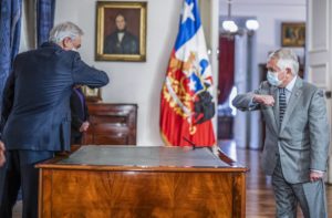 Neue Freunde? Chiles Präsident Sebastián Piñera und der neue Gesundheitsminister Enrique Paris im Regierungspalast La Moneda (Foto: la diaria)