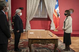 Präsident Piñera und die frisch vereidigte Ministerin Mónica Zalaquett (Foto: Gobierno de Chile - Prensa Presidencia via Wikimedia Commons /  CC BY 3.0 CL )
