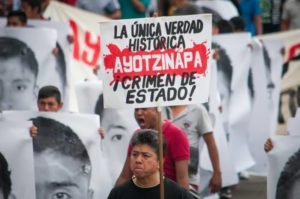 "Die einzige historische Wahrheit: Staatsverbrechen". Der ehemalige Chefermittler im Fall Ayotzinapa wird nun selbst per Interpol gesucht. Er soll Beweise manipuliert haben. Foto: Desinformémonos