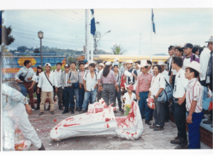 Bereits 1997 stürzten Indigene die Statue von Christoph Kolumbus in der honduranischen Hauptstadt Tegucigalpa. Foto: Archiv Copinh