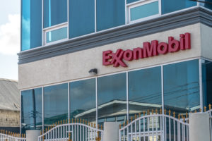 Der US-Konzern ExxonMobil hat sich riesige Öl- und Gasvorkommen vor der Küste Guyanas gesichert. Hier das Exxon-Gebäude in  Georgetown, Guyana. Foto: Tom Vierus/Urgewald