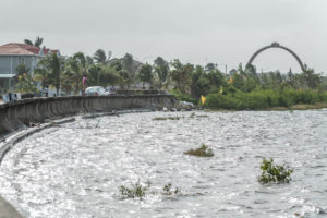 Der Betonwall, der den Osten von Guyanas Hauptstadt Georgetown svor dem anstelgenden Meeresspiegel schützen soll, ist schon jetzt marode. Foto: Tom Vierus/Urgewald