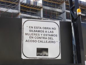"Die Arbeiter dieser Baustelle pfeifen niemandem hinterher. Wir sind gegen sexuelle Belästigung von Frauen"
Foto: Carlos Teixidor Cadenas
CC BY-SA 4.0