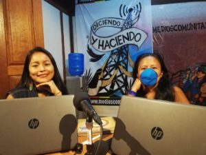 Radiomacherin Mariana Canelos und ihre Kollegin bei der Produktion ihres Podcasts (Foto: Remando)