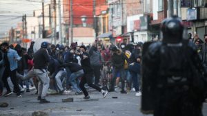 Nachdem die Polizei einen Mann brutal zu Tode folterte, kam es am 9. September zu Ausschreitungen in Bogotá. Später am Abend schoss die Polizei wahllos in die Menge und tötete mindestens 13 Menschen. Foto: ANRed