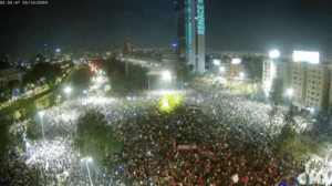 Nach Bekanntwerden der Ergebnisse herrscht Feierstimmung auf dem "Platz der Würde" in Santiago / Foto: Medio a Medio