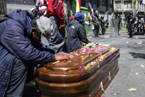 TRauerzug nach dem Massaker von Senkata. Foto: RONALDO SCHEMIDT / AFP)