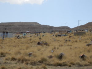 Im Hintergrund des Friedhofs: die konfliktträchtige Mülldeponie in El Alto/Bolivien. Foto: Thomas Guthmann