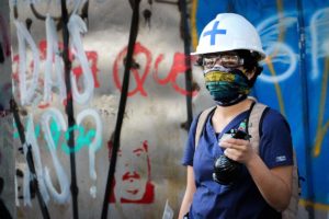 Mit Sprühflasche gegen Pfefferspray und Tränengas: Die freiwilligen Erste-Hilfe-Brigaden während der Revolte in Chile / Foto: Marcellablues via wikimedia commons (CC BY-SA 4.0)