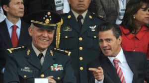 Korrupt oder nicht? Auf die mexikanischen Behörden können sich Ex-Verteidigungsminister Cienfuegos (links) und Expräsident Peña Nieto noch immer verlassen. Foto: Desinformémonos