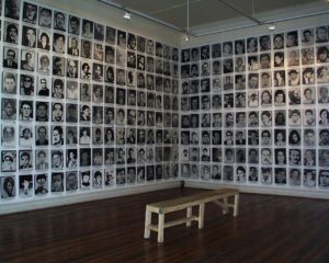 Fotos von während der Pinochet-Diktatur Verschwundengelassenen in einer Ausstellung der Allende Stiftung anlässlich des 30. Jahrestages seines Todes / Foto: Marjorie Apel via wikimedia commons (CC BY-SA 3.0)