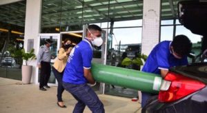 Angestellte und Privatpersonen versuchen, dringend benötigten Sauerstoff in die Krankenhäuser von Manaus zu bringen. Foto: Agencia Publica