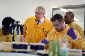 Boris Johnson zu Besuch beim PHE Infection Service
Foto: Andrew Parsons via flickr
CC BY-NC-ND 2.0