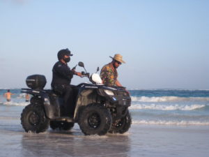 im mexikanischen Bundesstaat Quintana Roo ist die Polizei selbst am Strand präsent. Foto: D. Ossami