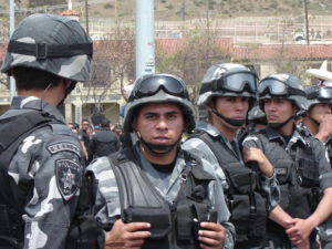 Mexikanische Polizei in Tijuana bei einem Protest für die Rechte von Geflüchteten. Foto: Flickr/Cesar Bojorquez (CC BY 2.0)