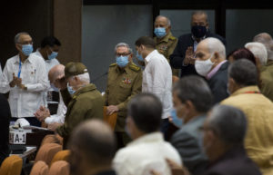 Nicht mehr Generalsekretär der PCC: Raúl Castro (Mitte) / Foto: Irene Pérez / Cubadebate via fotos públicas