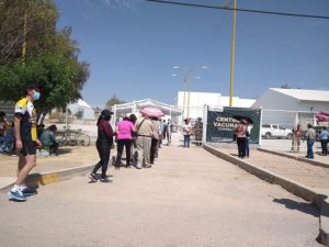 Mexikaner*innen stehen am 6. März 2021 vor einem Impfzentrum in Aguascalientes an. Foto: Wikimedia/Luis Alvaz (CC BY-SA 4.0)