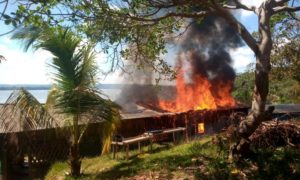 Das von Goldgräbern in Brand gesteckte Haus der Aktivistin Maria Leusa / Foto: Maria Leusa/Amazonia Real via fotos públicas