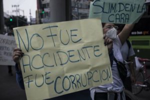"Es war kein Unfall, es war Korruption!" heißt es auf einem Protestschild nach dem Metro-Unfall in Mexiko-Stadt / Foto: Erika Lozano (desinformémonos)