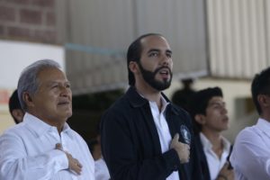 Andere Zeiten: Expräsident Sánchez Cerén (links) von der FMLN und Nayib Bukele 2015. Nun ist Bukele Präsident und will die FMLN "zerstören". Foto: Flickr/Presidencia El Salvador (CC0 1.0)