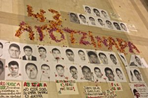 Bilder der 43 verschwundenen Studenten vor der mexikanischen Botschaft in Bogotá, Kolumbien / Foto: Agencia Prensa Rural via Flickr (CC BY-NC-ND 2.0)