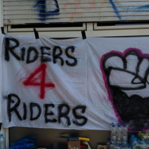 Riders for riders: Pancarta en una de las sucursales de Gorillas