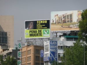 Die in Mexiko regierende Morena-Partei musste bei den Zwischenwahlen Stimmenverluste hinnehmen. Sie ist nun verstärkt auf Unterstützung der als opportunistisch geltenden mexikanischen Grünen angewiesen. Foto: Wikipedia/Randal Sheppard (CC BY-SA 2.0)