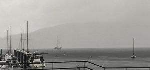 Das Segelschiff mit Delegierten Zapatistas an Bord im Hafen von Bayona/Galizien / Foto: Desinformémonos