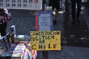 Zu verkaufen: Eine "neue Version" der Verfassung von Chile bei den Protesten zu #ChileDespertó. Im Jahr 2022 könnte das Land tatsächlich eine neue Verfassung bekommen / Foto: Felvalen via wikimedia commons (CC BY-SA 4.0)