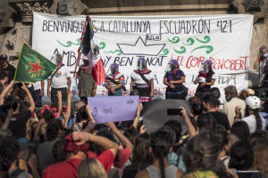 Großes Willkommen in Barcelona: Sieben Vertreter*innen der Zapatistas sind bereits in Europa. Wann der weitere Teil der Delegation folgen kann, ist ungewiss / Foto: Fotomovimiento via Flickr (CC BY-NC-ND 2.0)