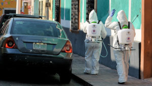 Coronavirus-Ghostbusters reinigen die STraßen von Querétaro, Mexiko. Foto: Carl Campbell/Flickr  (CC BY 2.0)