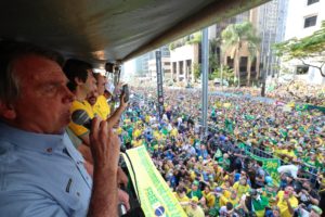 Bolsonaro zwischen seinen Anhänger*innen / Foto: Isac Nóbrega/PR via fotos públicas
