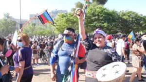 Mapuche Aktive demonstrieren am 18.10.2020, dem Jahrestag des Beginns Protestbewegung