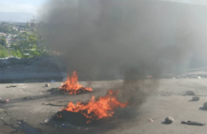 Brennende Straßenblockade in Haiti. Foto: AlterPresse