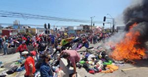 Am Rande einer Demonstration gegen Migrant*innen kam es zu rassistischen Angriffen: Demonstrierende zündeten die Habseligkeiten von Migrant*innen an / Foto: Revista de Frente