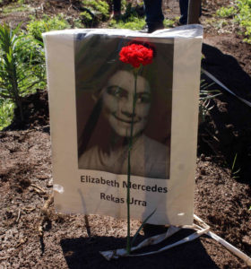 Foto der in der Diktatur "verschwundenen" Elizabeth Rekas bei einer Protest- und Gedenkveranstaltung in der Ex Colonia Dignidad