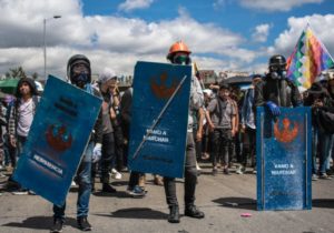 Die primera línea in Kolumbien gründete sich als Antwort auf die Polizeigewalt der Sondereinheit ESMAD. Foto: Contagio Radio