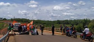 Straßenblockade von Bäuer*innen in Tava‘i im südlichen Paraguay. Foto: Base-is
