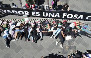 "El Salvador ist ein geheimes Grab": Demonstrantinnen symbolisierten Opfer von Frauenmorden. Foto: Colectiva Feminista/Arpas