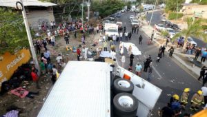 Bei einem schweren Verkehrsunfall sind 55 Migrant*innen ums Leben gekommen. Foto: Desinformémonos