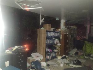 Eines der verwüsteten Büros in Saravena. Foto: Contagio Radio