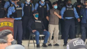 Der honduranische Ex-Präsident Juan Orlando Hernández wird nach seiner Verhaftung medienwirksam vorgeführt. Foto: Radio Progreso
