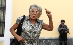 Foto: Eine ältere Frau protestiert vor einem Beamten der venezolanischen Kriminalpolizei. Foto: Alamy/opendemocracy.net
