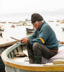 Wie hoch sind die wirtschaftlichen Verluste? Wann können sie wieder fischen? Für viele Fischer*innen heißt es auch zwei Monate nach der Umweltkatastrophe: abwarten / Foto: Carol Lara via Flickr (CC BY 2.0)