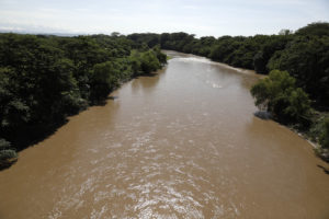 Führt immer weniger Wasser und immer mehr Schmutz - der Fluss Lempa in El Salvador / Foto: Presidencia El Salvador via Flickr (CC0 1.0)